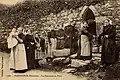 Fermières au puits au début du XXe&nbsp;siècle (carte postale Villard).
