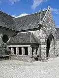 L'église Notre-Dame du Grouanec : le porche sud et l'ossuaire.
