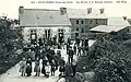Plounérin : la mairie et le groupe scolaire au début du XXe&nbsp;siècle (carte postale).