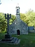 Calvaire et chapelle Saint-Mathurin dans son placître.