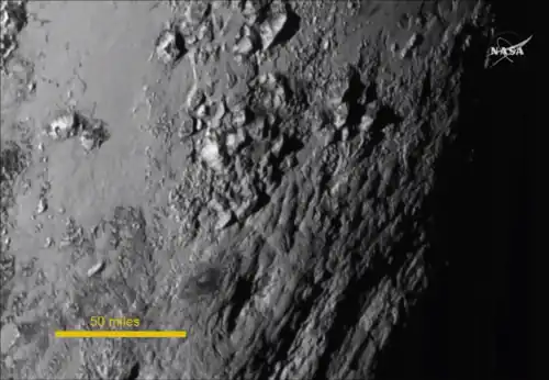 Gros plan de Pluton (environ 300&nbsp;×&nbsp;300&nbsp;km), pris le 14 juillet 2015 au moment du survol.