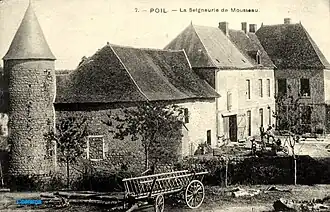 L'intérieur, avec vue sur une tour du XVe&nbsp;siècle.