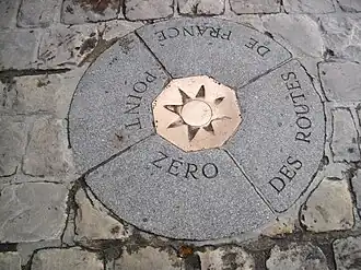 – Point zéro des routes de France – Sur le parvis de Notre-Dame de Paris