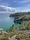 Sur le sentier menant à la plage de l'île Vierge