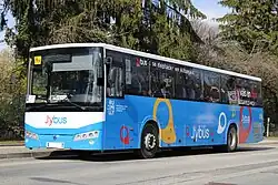 Photographie en couleurs d'un autocar bleu, avec les couleurs du réseau, à Poisy.