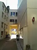 L'ouverture sur la place vue depuis la rue du Plat-d'étain.