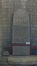 Reliefs architecturaux mérovingiens typiques (exposés au baptistère Saint-Jean de Poitiers).