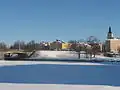 Le lycée d'Oulu et au fond le clocher de la cathédrale d'Oulu.