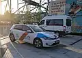 Une Volkswagen e-Golf et un Mercedes-Benz Sprinter décoré avec la seule mention « Police ».