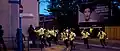 Charge de bobbies sur des manifestants cagoulés à Pitlake (Croydon), la nuit du 8 août (21 h).