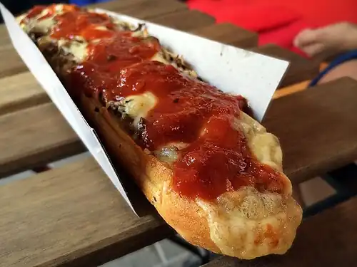 La zapiekanka, un long sandwich au fromage fondu, à la viande, aux champignons, aux oignons et au ketchup. Un plat de rue populaire encore aujourd'hui, apparu dans les années 1970.