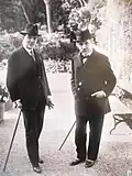 Bourget et Bordeaux devant la façade principale du Plantier avec chapeaux et cannes.