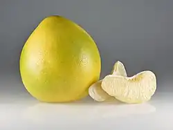 Citrus maxima Fruit entier et quartiers.