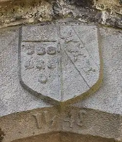 Le blason originel du XVIe&nbsp;siècle sur le porche de l'église avant l'adjonction du dessin moderne d'un pommier.