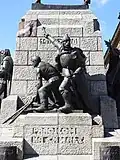 Praojcom na chwałę – la suite de la devise est gravée de l’autre côté du monument.