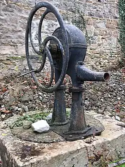 Pompe à chapelet en face de l'église