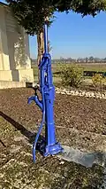 Pompe dans la cour de la mairie