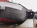 La péniche Pompon Rouge, transformée en espace d'exposition, une porte a été rajoutée sur le côté.