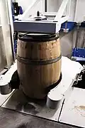 Ponçage d'un fût.