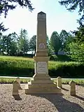 Le monument aux morts sur une place face au pont médiéval (juin&nbsp;2009)