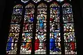 Photographie des lancettes d'un vitrail représentant le couronnement de la Vierge