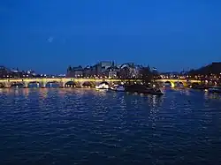 Au crépuscule.