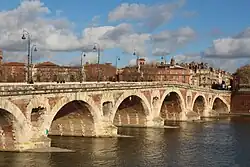 Ses arches en forme d'anse de panier, c'est-à-dire plus larges que hautes, autorisent moins de piles et/ou un dénivelé plus modéré.