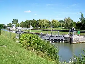 Écluse de Sarron reliant l'île des Meules à Pont-Sainte-Maxence