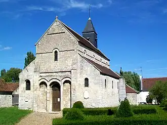 L'église romane Saint Lucien de Sarron, de la fin du XIIe&nbsp;siècle, conservant une belle unicité de style.