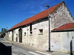 Vue de la façade d'un cors de ferme ayant pignon sur rue.