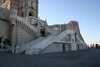 Le double escalier, le pont-levis et les échauguettes.