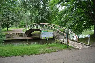 Pont surélevé passant au-dessus de la rivière artificielle