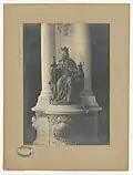 Pont Alexandre-III, statue représentant La France de Charlemagne (Archives nationales).
