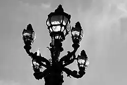 Candélabre d'extrémité du pont Alexandre-III à Paris.