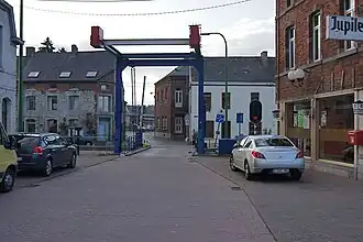 Le pont-levis.