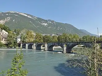 Vu du pont et de Montmélian en arrière-plan.
