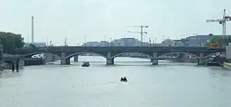 Vue de l'ouvrage depuis le pont de Tolbiac.
