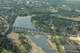 Vue aérienne de Moulins et de la rivière Allier, avec le pont Régemortes au premier plan, en 2006.