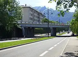 Vue en couleurs sur un pont ferroviaire d'un boulevard.