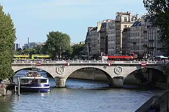 Vu depuis l'Île de la Cité (quai des Orfèvres) en direction de l'amont.