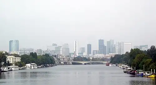 Vue de la Défense depuis la passerelle côté Saint-Cloud.