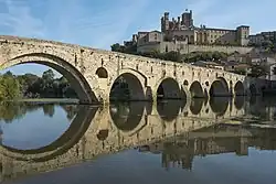 Façade sud depuis l'autre berge de l'Orb, ainsi que le Pont Vieux de Béziers.