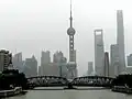 Le pont au-dessus de la rivière Suzhou et le quartier Pudong en arrière-plan.