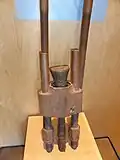 Pièce d'attache avec tirant fileté réglable