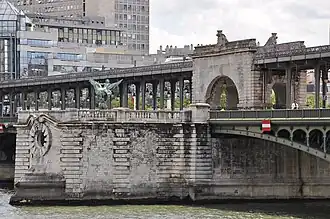 La France renaissante à la pointe amont de l'île.