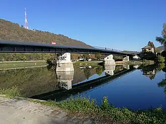 Pont reliant Godinne à Rouillon sur la Meuse, prise à partir de la rive gauche (Rouillon)