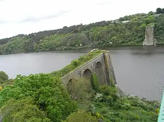 Vue des piles de l'ancien pont de La Roche-Bernard.