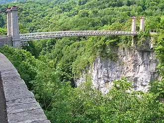 Le pont de l'Abîme surplombe le Chéran.
