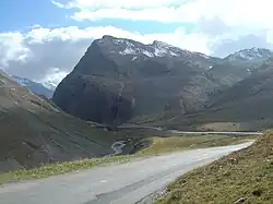 Plus bas le pont de la Neige (2&nbsp;528&nbsp;m).