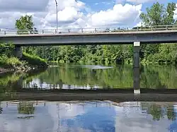 Pont au-dessus de la rivière Ouareau, près de l'extrémité ouest de la route.